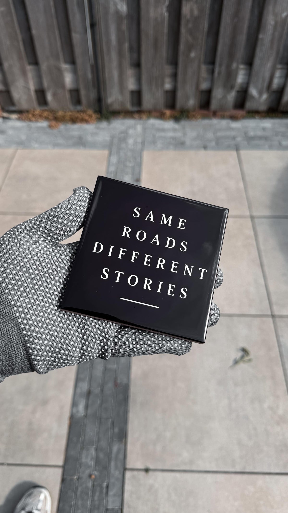 Same Roads Different Stories tegel